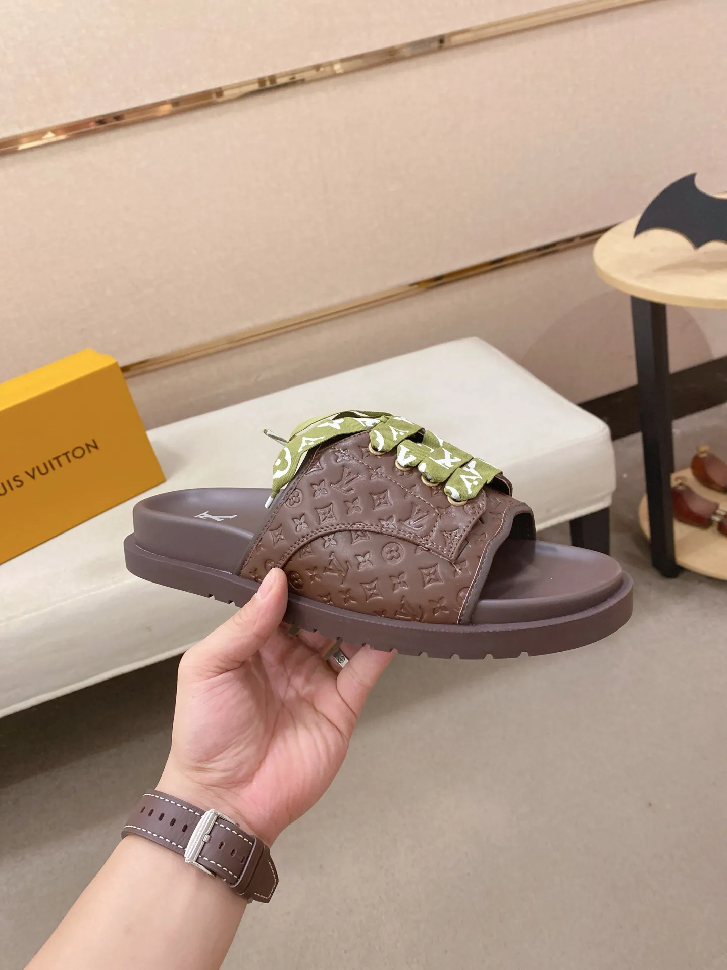 Men's shoes 💰: 340💰Made by LV🔍Top purchasing agents. Men's spring and summer slippers are available at the same counter. The uppers are imported cowhide from Italy, with logo graphics and high-quality craftsmanship. Soles: original soles specially provided by the original factory. Exclusive movable molded soles are super comfortable. Original goods follow orders. 🔍🔍High quality. You can enter and exit the counter at will. Welcome to compare. Size 38-44.